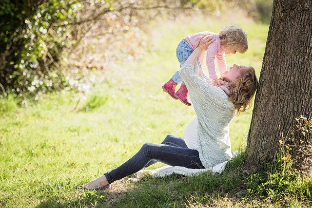 Gorączka a karmienie piersią – co powinna zrobić młoda mama?