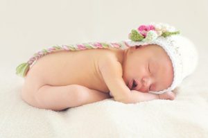 skutki noszenia noworodka w pionie